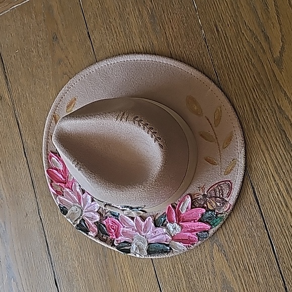 Cute handpainted and hand pyrography hat🩷 - Picture 4 of 4